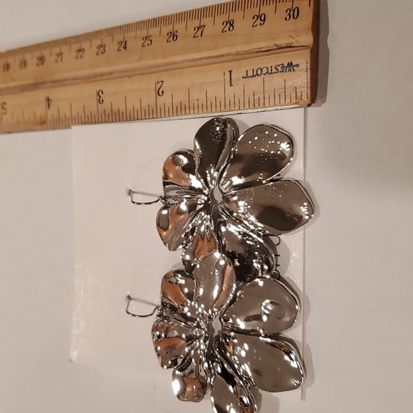 NEW SILVER FLOWER DANGLE EARRINGS #2203-1 - Picture 6 of 6